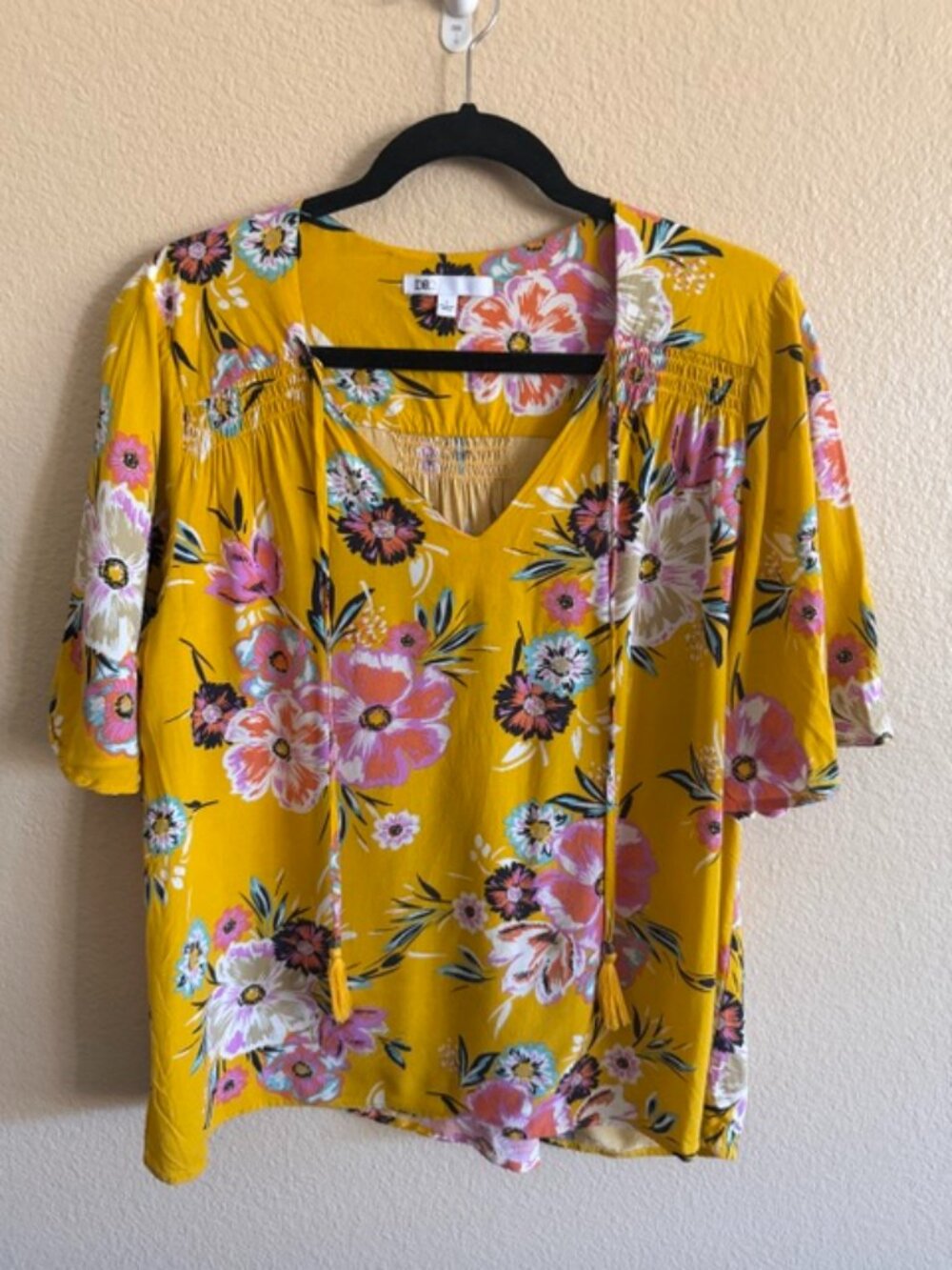 DR2 v-neck flutter sleeve shirt with tassle ties L
